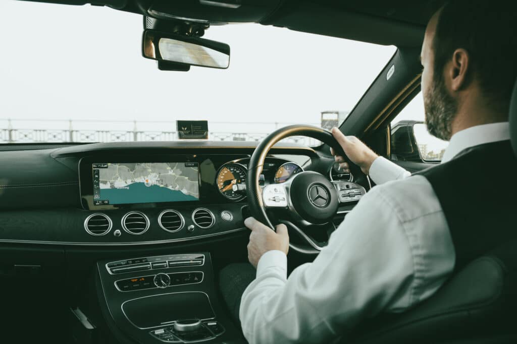 سيارة مع سائق